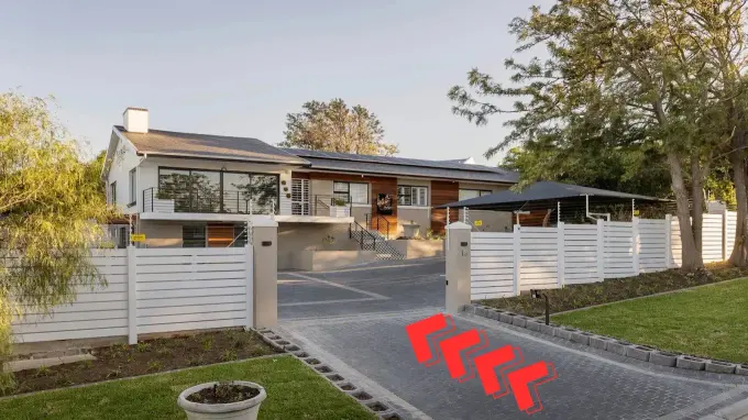 View from Huising Street of number 15, with arrows pointing up the driveway between the white gate posts to the salon
